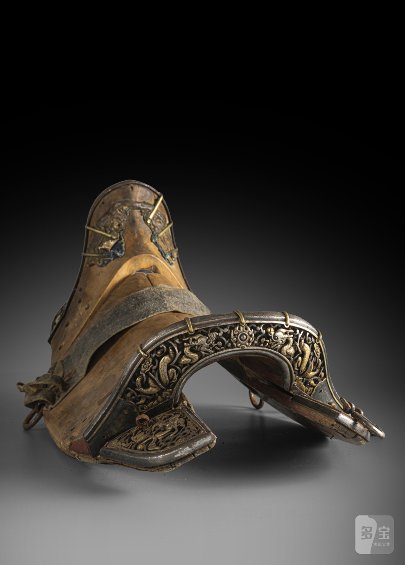 A RARE PARCEL GILT-IRON AND WOOD SADDLE WITH MOVABLE DERGE FITTINGS - 图5